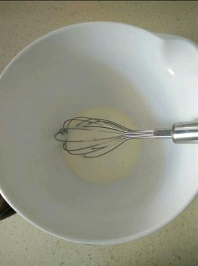 牛奶加入玉米油用蛋抽搅拌乳化，颜色发白成浓稠状态。