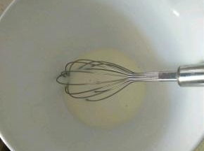 牛奶加入玉米油用蛋抽搅拌乳化，颜色发白成浓稠状态。