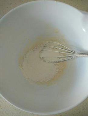 筛入低筋面粉搅拌均匀。