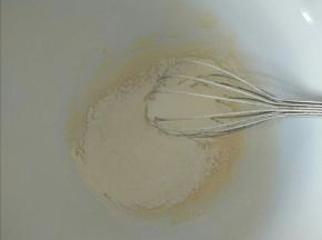 筛入低筋面粉搅拌均匀。