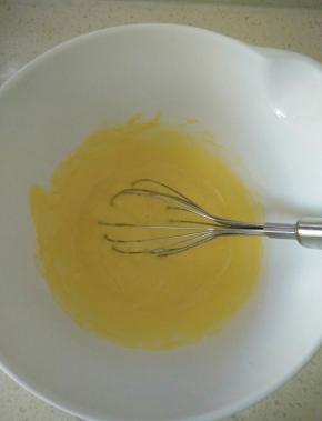 加入蛋黄搅拌均匀。