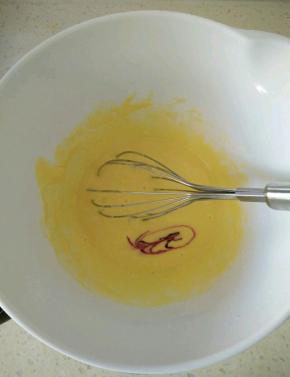 蛋黄糊加入少许粉色素搅拌均匀。