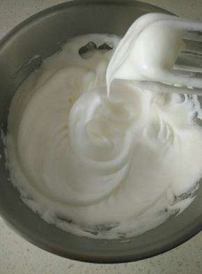 蛋白分三次加糖，打到蛋白霜出现大弯勾状态。