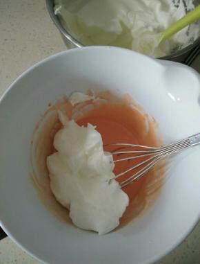 取三分之一蛋白霜加入蛋黄糊用翻拌方法拌匀。