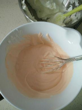 再加入第二次蛋白霜翻拌均匀。