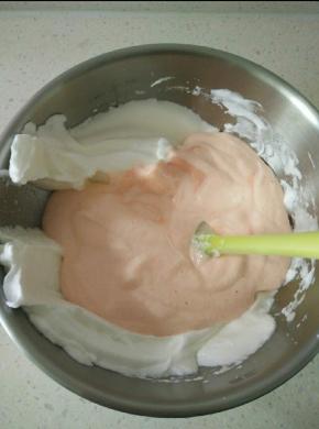 把拌匀的蛋糕糊倒入剩余的蛋白霜里翻拌均匀。