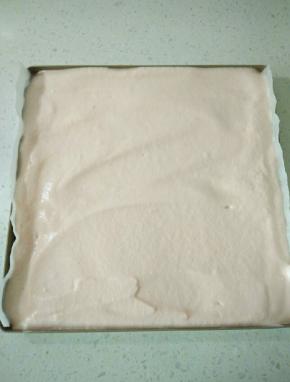 倒入烤盘用刮板抹平，震出气泡。