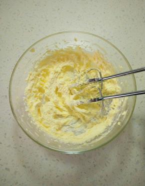 1黄油软化，加入白砂糖，打到体积膨胀，颜色变浅。