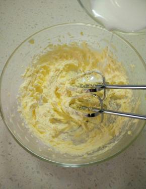 加入牛奶搅拌均匀。