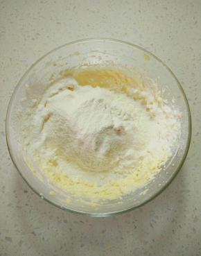 筛入低粉，用切拌手法混合均匀。