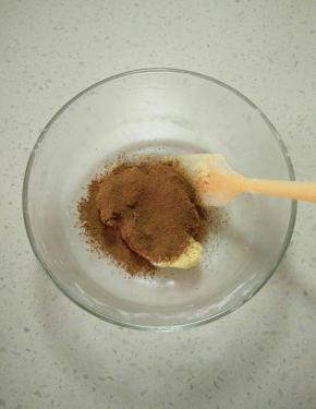 其中一份筛入可可粉，搅拌均匀。