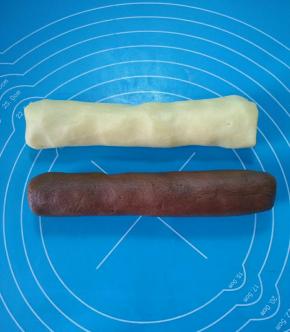 把面团分别搓成圆柱形。