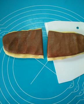 从中间切断，叠放再一起，再从中间切断，叠加重复3-4次。