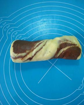 再搓成圆柱形。