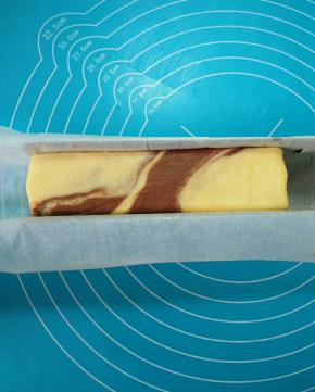 放入整形模具，放冰箱冷冻半小时左右，直到面团变硬。