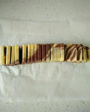 用刀切成0.3厘米后面片。