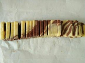用刀切成0.3厘米后面片。