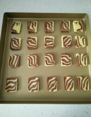 摆入烤盘，放入预热好的烤箱上下165度，15分。