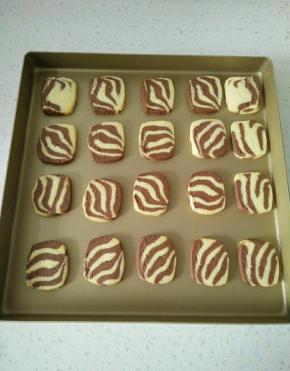 烤好取出，晾凉，放入密封的保鲜袋里，能保持一周酥脆的口感。