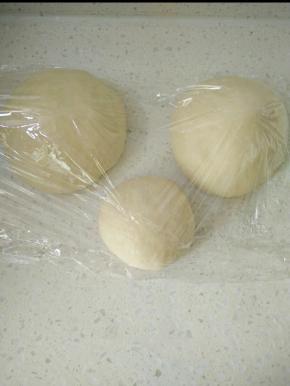 排气分割成几份，盖保鲜膜松弛15分。