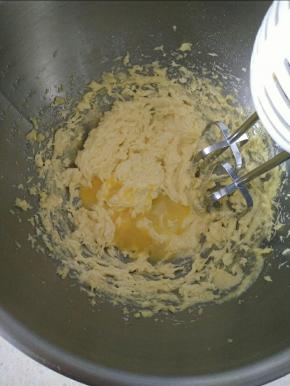 面团松弛时，做杏仁奶油馅，黄油软化加糖粉打发，颜色变浅，分次加入常温蛋液搅打均匀。