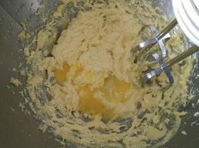 面团松弛时，做杏仁奶油馅，黄油软化加糖粉打发，颜色变浅，分次加入常温蛋液搅打均匀。