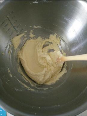 再加入柠檬汁与杏仁粉搅拌均匀备用。