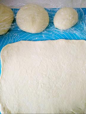 面团擀成长方形。