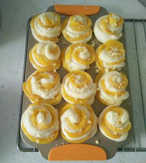 发酵完成表面刷一层全蛋液，表面撒一些酥粒或者白砂糖，放入预热好的烤箱上火160度下170度，20分，中途上色及时加盖锡纸，取出放网架上晾凉。