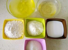 秤好蛋糕所用材料。