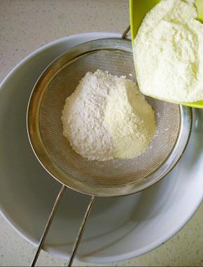 筛入低筋面粉和奶粉，搅拌均匀放一旁备用。