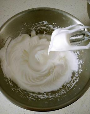 蛋白放入无水无油的打蛋盆，用低速打发，打到出现大泡泡，加入第一次白砂糖继续打发，蛋白开始变得细腻加入第二次白砂糖，打到蛋白细腻有光泽，提起打蛋头成大弯勾。