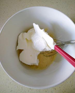 用刮刀取三分之一蛋白霜加入面糊中，用手抽打蛋器一边抄底一边转动打蛋盆，搅拌均匀后再加入下一次蛋白霜重复以上动作。