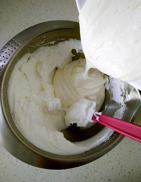 把搅拌好蛋糕糊倒回蛋白霜盆里。