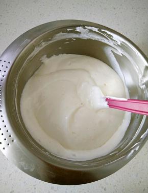 用刮刀翻拌均匀。