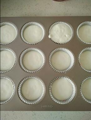 装入裱花袋，模具放入纸托，挤入蛋糕糊八分满，放入预热好的烤箱上下150度烤20分左右。