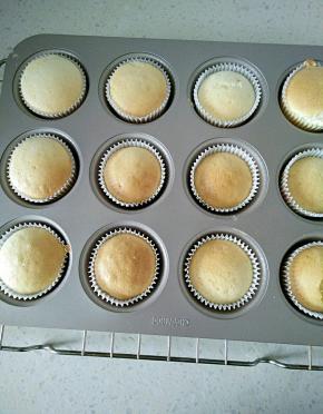 烤好取出放在网架上晾凉。