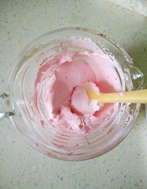 淡奶油加糖打发，取一半奶油装入6齿花嘴的裱花袋，剩下一半加入粉红色色素，搅拌均匀，也装入裱花袋。