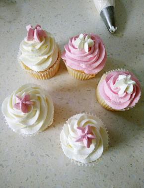 顶部用其它色奶油点缀，装饰薄荷叶即可。