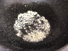 油锅中放入蒜蓉，翻炒片刻。