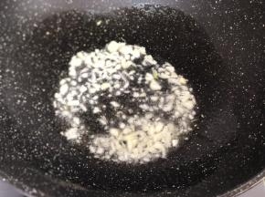 油锅中放入蒜蓉，翻炒片刻。