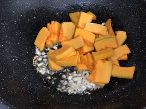 加入南瓜翻炒。只放少许盐调味，不要放水哦，控制火力，加盖，炒熟即可。