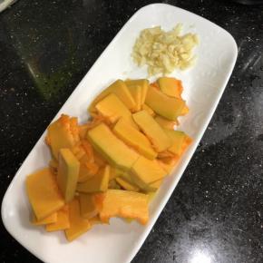 南瓜切片，蒜头剁碎备用。