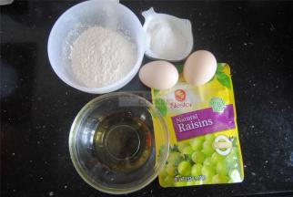 准备好食材，鸡蛋最好用常温的，比较容易打发。