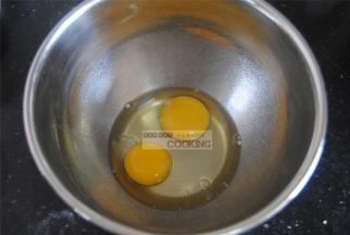 鸡蛋磕入打蛋盆内