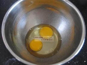 鸡蛋磕入打蛋盆内
