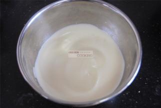 加入细砂糖高速打发到出现清晰纹路不易消失即可