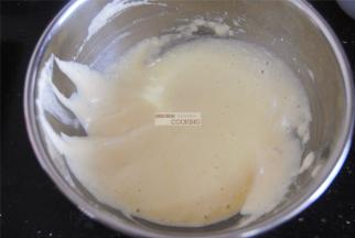 分两次筛入低筋粉，翻拌均匀