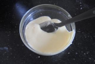 取1/4面糊进玉米油里面，翻拌均匀