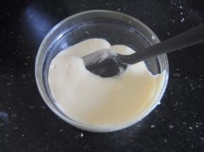 取1/4面糊进玉米油里面，翻拌均匀